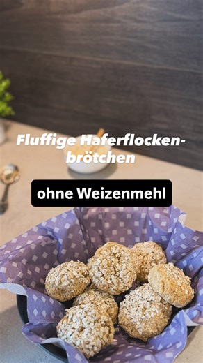 Zuckerfreie Rezepte 📕Ernährungstipps 💡Mindset😇 on Instagram: "Fluffige Haferflocken-Brötchen aus nur wenigen Zutaten und ohne Weizenmehl. 🚫 Diese Brötchen sind so einfach gemacht und du kannst sie einfrieren. 🥯Zutaten für ca. 6 Brötchen: 250 g Haferflocken 250 g Magerquark 140 ml Sprudelwasser 2 TL Backpulver etwas Salz, eine Prise Pfeffer und Brotgewürz 🥯Zubereitung: Den Backofen auf 200 Grad Ober-/ Unterhitze vorheizen. Die Haferflocken mit Backpulver und Salz vermengen, dann das Sprudel