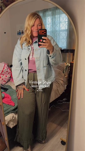 I’ve never been a blue jean jacket girly until I found this one. It actually fits the curves. #vintage #bluejean