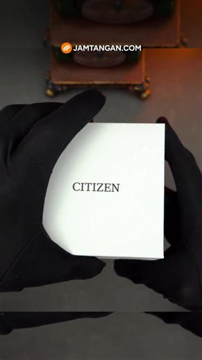 Citizen Promaster Sky Navihawk CA4664-60X hadir sebagai jam tangan pilot tangguh dalam ukuran compact. Case stainless steel 40mm-nya terasa proporsional di pergelangan, sementara bezel slide rule berlapis DLC dua arah memberi tampilan kokpit yang utilitarian. Dial copper dengan finishing sunray bikin tampilannya standout, dilengkapi kaca safir anti-reflective dan water resistance 200 meter — siap diajak terbang maupun dipakai harian. ✈️⌚ Di dalamnya, movement Eco-Drive Cal. B620-00M bekerja deng