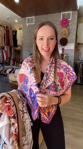 ✨ Descubre la nueva colección de mascadas satinadas ✨ Colores vibrantes, textura suave y ese brillo que transforma cualquier look 💕 Perfectas para cuello, bolso o cabello 💁‍♀️ #boutiquestyle #accesorios #mascadasatinada #bemajestic #nuevatemporada #otonoinvierno | Be Majestic Chihuahua