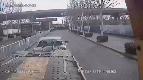 Towed car slides off and smashes rear window