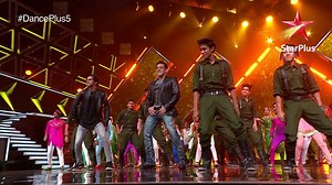 If you’re a Salman Khan fan, you’re gonna love love loveeeee this!! 30 years summed up in 30 steps! Thank us later :) #DancePlus5, This Sat-Sun at 8pm only on StarPlus and Hotstar: http://bit.ly/DancePlus5 Salman Khan Sonakshi Sinha Prabhudeva Saiee M Manjrekar Remo D'souza | StarPlus