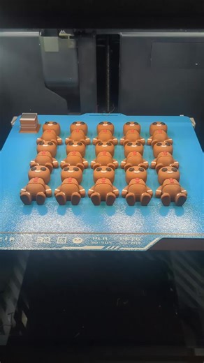 Just popped off the printer — mini gingerbread men ready to spread some festive cheer! #3dprinting #christmasvibes #gingerbreadman #festive #fyp