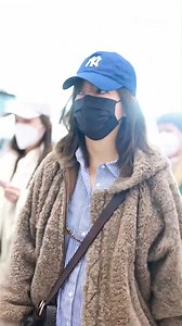 [Clip] 2025.12..27 Chị Vy xuất hiện ở sân bay Bắc Kinh, đón chuyến bay đi Thượng Hải. #赵薇 #ZhaoWei #TriệuVy | 2zhaowei.com (爱赵薇 Yêu Triệu Vy）