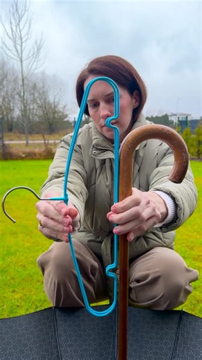 5-Minute Crafts on Instagram: "Turn simple hangers into a hands-free umbrella - genius! 🔧☔️ #diyhacks #umbrellahack #cleverdiy #lifehackideas #rainydayhack"