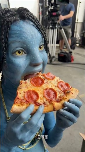 Avatar eats KFC too! ||| #Avatar #AvatarFilmingSet #WhatDoesAvatar3Eat #BehindTheScenes