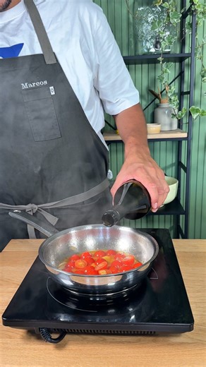 🍝🔥 ESPAGUETIS SALTEADOS CON BERBERECHOS Y CHERRIES 🤤💫 Una receta sencilla, llena de sabor y con un toque mediterráneo que te sorprenderá. ♥️💾 GUARDA esta receta y SÍGUEME 👇🏻👇🏻👇🏻👇🏻 @chefmspin.recetas ✅ ➖ESPAGUETIS SALTEADOS➖ 📝 INGREDIENTES: 🔸 Espaguetis – 250 g 🔸 Tomates cherry – 150 g 🔸 Ajo – 2 ud 🔸 Aceite de oliva picante – 30 ml (receta en mi perfil) 🔸 Vino blanco – 50 ml 🔸 Lata de berberechos – 1 ud (con su jugo) 🔸 Perejil fresco 🔸 Sal 🔥 ELABORACIÓN: ▪️1. Pon agua con s