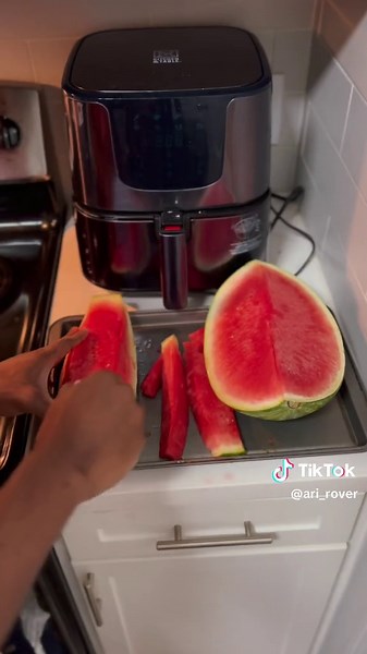 Replying to @Fajr is 🔙 🧕🏼 Tutorial? 🤾🏾‍♂️ …If you use your third eye, you will see the energy flowing while i cut ❤️‍🔥. I can go higher, i hope y’all will come for my Art exhibition when it TiME 🙏🏽 #art #jskvibe #foodart #craft #fyp #createwithjsk