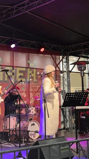 Tohtoročný záverečný program vianočných trhov pred Auparkom bol výnimočný najmä vďaka vám. ✨🎄Spoločne sa nám podarilo rozžiariť oči 40 deťom z Centra pre deti a rodiny Košice – Uralská. 💫🎁 Vyvrcholením večera bolo vystúpenie Čeky & Band. Tí sa postarali o poriadnu dávku hudby a zábavy. 🎶🎤🧡 Ďakujeme všetkým, ktorí prišli, zapojili sa do Hvezdárne a svojou účasťou prispeli ku skvelej atmosfére aj vysokej návštevnosti. 🙌 A presne o tom sú Vianoce pred Auparkom. 🙏 | AUPARK Košice