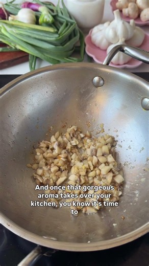 A speedy BASIL MUSHROOM FRIED RICE to make on repeat ! #dinnerreceipe #dinnerideas #recipeshorts