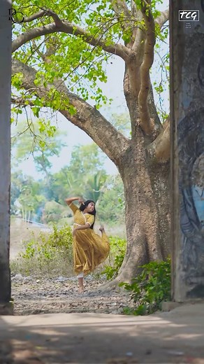 1.8K views · 159 reactions | Garaj Garaj️⚡️  @anindabarui Edit @pratikofficial1306 #instagram #dancer #expression #post #share | Priya Kundu | Facebook