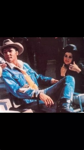 A beautiful moment in time. 🤍 Pregnant Priscilla Presley with Elvis, Colonel Tom Parker and members of the Memphis Mafia on the set of Stay Away, Joe — October 1967. While Elvis was busy filming, Priscilla was expecting their daughter, Lisa Marie Presley, who would be born just a few months later in February 1968. A truly special chapter in their lives, full of love and anticipation. ✨ Moments like these remind us of the human side of Elvis — not only the King of Rock ‘n’ Roll, but also a husba