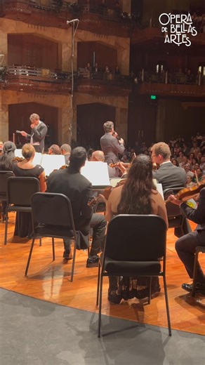La Sala Principal del Palacio de Bellas Artes fue testigo de una gran celebración ayer por la tarde. XXV años de trayectoria artística del tenor mexicano Arturo Chacón-Cruz, rodeado de música, ovaciones y el cariño de su público. Lo acompañaron en este festejo el, Coro del Teatro de Bellas Artes, la Orquesta del Teatro de Bellas Artes - OTBA y alumnos del Estudio de la Ópera de Bellas Artes. La dirección concertadora estuvo a cargo de 𝐆𝐚𝐞𝐭𝐚𝐧𝐨 𝐋𝐨 𝐂𝐨𝐜𝐨. ✨¡Gracias por formar parte de e