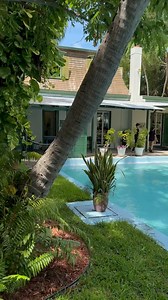 One of the most famous “Backyards” in Key West. Drop a ❤️ below 👇 if you love the Hemingway House @hemingwayhomemuseum | Backyards of Key West Gallery