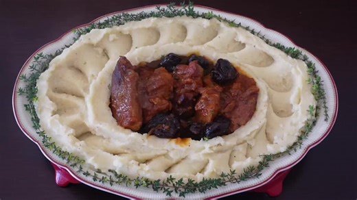 ΓΙΟΡΤΙΝΟ ΧΟΙΡΙΝΟ ΜΕ ΔΑΜΑΣΚΗΝΑ, ΚΟΝΙΑΚ, ΠΟΡΤΟΚΑΛΙ ΚΑΙ ΜΕΛΙ ΠΑΝΩ ΣΤΟ ΒΕΛΟΥΔΙΝΟ ΠΟΥΡΕ ΠΑΤΑΤΑΣ ΜΕ ΣΕΛΙΝΟΡΙΖΑ! ΤΟ ΑΠΟΛΥΤΟ ΠΙΑΤΟ ΓΙΑ ΤΑ ΧΡΙΣΤΟΥΓΕΝΝΑ ΣΑΣ!