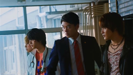 amo todos los crossover de kamen rider esta pelicula para mi es de las mas curiosas por pacman,pero tener el regreso de wizard,gaim,drive y ghost fue increible sobre todo por esta escena de transformación entre todos