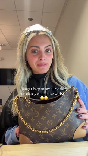 Essential Items You Must Keep in Your Purse
