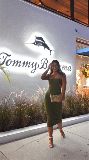 Aimee Albright • Travel & Tampa Bay on Instagram: "The new @tbahama Restaurant, Bar & Store is officially open on St. Armands Circle in Sarasota! 🍽️🛍️🌴 The space is absolutely stunning, and they’re serving up delicious plates, signature cocktails, and a beautiful ambience. The retail store on the first floor is perfect for a little post-dinner shopping. ✨ Send this to a friend who needs to visit this coastal gem and follow @amazing.aimee__ & @amazingaimeeeats for more! ✨ 📍Tommy Bahama Restau