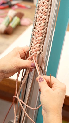 A new knot has joined the MatchMaker! 💫 The Daylight knot by Silke Engels is here to brighten your day. 😍 The full tutorial is up on our blog: https://matchmaker.paracord.eu/braid/Daylight?products=AEsnrjEIOlM45ig ! 🧑‍💻 #paracordeu #paracord #dogcollar #paracord550 #diy #paracordprojects | Paracord.eu