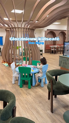 JAIM & KATE on Instagram: "Dit gloednieuwe kindercafé heeft vandaag zijn deuren geopend in Den Haag dus wij moesten natuurlijk gelijk even een kijkje nemen. Het café is ruim en achterin zit een binnenspeeltuin. Er is ook een gedeelte voor de allerkleinsten met een zachte mat en wat babyspeelgoed. Mocht je geen tafeltje dichtbij de binnenspeeltuin kunnen bemachtigen, door het hele café hangen schermen waarop je kan meekijken. Wij hebben zelf niets gegeten want we waren er even voor een uurtje, ma