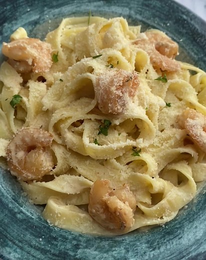 Delicious Seafood Pasta with Prawns and Alfredo Sauce Recipe
