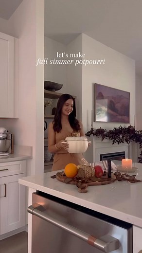 You need to try this easy fall simmer potpourri recipe if you haven’t already. It will make your home smell amazing (and looks super pretty on the stove). Win-win﫶I used sliced oranges, apples, st#fbreels #viralreels #trendingreels #viralvideo #fbviral #fyp | Diana Fernandez | Facebook