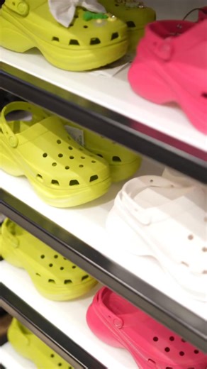 Catch the highlights from our recent launch event, as our fave influencers personalized their cutest mini bag charms. 💚 Should we have another giveaway? 🤔👇 | Crocs