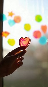 185K views · 1.4K reactions | ¡Dale vida a la luz con este DIY súper fácil!  Hoy te enseño cómo hacer atrapasoles de bioplástico usando ingredientes simples como almidón o gelatina, colorantes y moldes. Son brillantes, ecológicos y perfectos para decorar ventanas o habitaciones. ✨ | Recetas Diarias | Facebook