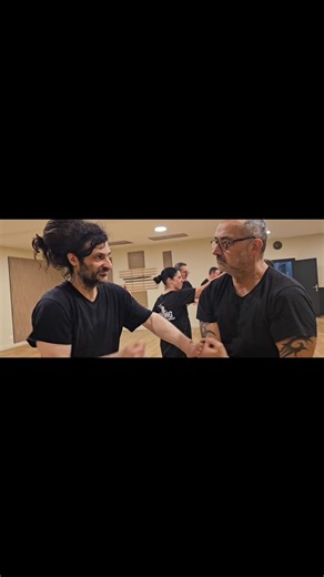 🔥 Mardi soir – Entraînement Kung-fu 功夫 🔥 Travail sur le 4ᵉ Tao de l’École Bái Lóng 白龍 : une forme avancée, nourrie par plusieurs traditions martiales. Un enchaînement dense, précis, qui demande maîtrise et engagement. En parallèle, travail d’écoute et de réaction avec partenaire : • mains collées pour capter l’intention 意 • mains décollées pour agir instantanément On avance, on avance ! 💪👊 #kungfucaen #ecoleBaiLong #kungfutraditionnel #wushuguan #martialarts #caen #artsmartiauxchinois | Bái 