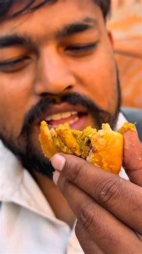🥟 Lutpute aloo, hari mirch aur upar se karare-garma-garam khaste Ratan khaste wale uncle ji ke haath ka jaadu hai bhai ❤️ Lucknow me agar real street-style khasta khana hai na, to ye jagah skip karna matlab apna hi loss 💯 📍 Location: Parag wali road, Ratan khaste wali gali 💸 Price: ₹22 per piece ⭐ Rating: 4.8/5 🥟 Inframe: Karare khaste fried hari mirchi lutpute aloo ki sabzi (Lucknow Khasta, Best Khasta in Lucknow, Street Food Lucknow, Ratan Khasta Wale, Aloo Khasta Lucknow, Hari Mirchi Kha