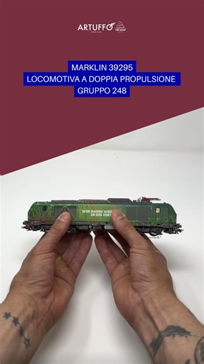 Ci sono modelli che parlano di storia. Altri, come il Märklin 39295 – Vectron Dual Mode BR 248, parlano di futuro. E questo lo fa... a tutta potenza. 🚆 Decoder mfx e modalità realismo Compatibile con CS2, CS3, MS2 e DCC, offre un’esperienza immersiva con simulazione di guida, rifornimenti e manutenzione. ⚡ Tecnologia Dual Mode Ibrido diesel-elettrico come il vero BR 248: perfetto per chi ama l’innovazione tecnica nel modellismo. 💎 Dettagli premium da esposizione Carrozzeria in metallo, LED e f