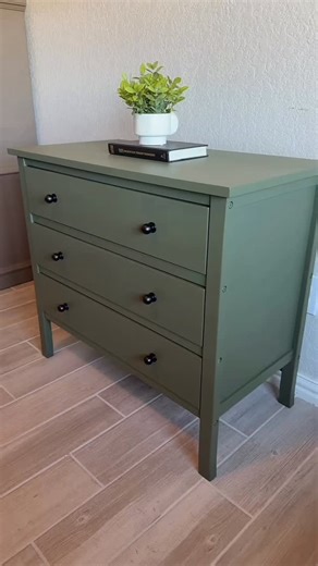 Amelia Y Perez on Instagram: "Te comparto este mini tutorial. Pintando mueble de IKEA #diy #furniture #foryou"