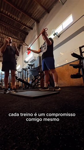 Bruno Borges | Consultor Administrativo on Instagram: "Não é só treino. É decisão. No dia 03 de novembro eu parei de adiar e comecei a agir. De lá pra cá, são escolhas diárias, disciplina e constância. O resultado já apareceu: 13kg a menos. Mas o maior ganho foi na mente, no foco e no compromisso comigo mesmo. Hoje tenho uma equipe que caminha comigo nesse processo: 🥗 Nutricionista @carlagonzalesnutri , ajustando cada detalhe 🏋️ @everton_tissot_personal , meu personal particular,