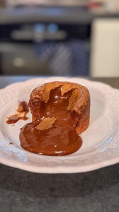 🍫 Coulant au chocolat🍫 Cette recette est la MEILLEURE recette de coulant au chocolat ! Recette pour 4 coulants: 150g d’œufs, 120g de beurre, 120g de chocolat noir, 80g de farine & 160g de vergeoise. Faire fondre le beurre et le chocolat au bain-marie ou au micro-ondes. Fouetter les œufs avec le sucre puis ajouter la farine. Regrouper les deux préparations et bien mélanger. ( pas la peine de trop fouetter) Recouvrir 4 moules à entremets de 8cm avec du papier sulfurisé et verser la pâte aux 3/4.