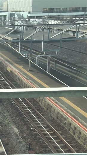 新山口駅の橋上駅舎通路から見渡した駅構内西側の風景