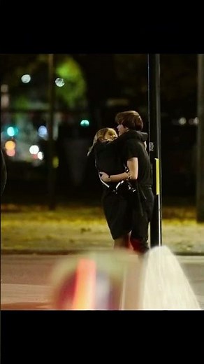 Natalia dyer and Charlie healton kiss