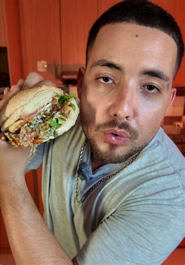 Probando promos por delivery en Maracaibo. Hoy me fui para una promoción que me gustó mucho en su local pero esta vez me fui por pedirlo a domicilio para saber si siguen siendo buenas o no. Pedí en @gusto_brasa una de sus promos más vendidas del local y otra cosa que me sorprendió. Creo que la cosa puede mejorar con un mejor pan, de sabor buenas pero en pan ☠️. 📍 Maracaibo, corredor Vial Amparo. Cerca de la E/S Las Mujeres 📝 7,5 - 8 #unturistax #promo #maracaibo #delivery #parati