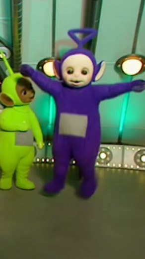 Taking turns going up the Home Dome slide! 🤭 | Teletubbies