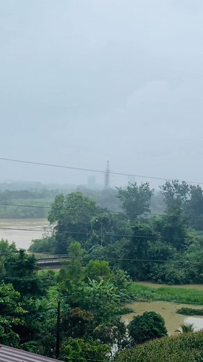 14K views · 156 reactions | Tình hình nước sông cầu 14 hú từ đêm qua đến giờ, nước dâng liên tục , Em leo lên nóc nhà yến quay cho biết cầu 14 vẫn còn an toàn 﫶 | Trangnhung | Facebook