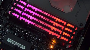 Kingston針對電競玩家推出全新「HyperX Predator DDR4 RGB」記憶體模組，壓鑄及CNC精密切割等先進製造工藝的鋁合金散熱器，頂端加入亮麗奪目的RGB LED燈條，可支援ASUS、GIGABYTE及MSI主機板燈光控制軟件進行客制設定，更加入HyperX紅外線同步技術，確保記憶體模組之間的燈光不會產生延遲，帶來最佳RGB同步效果。 Kingston Technology HyperX Viewking Trading Limited 景帝貿易有限公司 | HKEPC