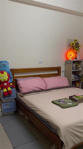 Follow us Message us Book with us Then reserve yours date in our fb page for sure and secure booking reservation. 🏡 JM's TRANSIENT ZHUNAN Looking for a comfy big space and quiet place? PM us to book! 🛏️ 📍 Location: Zhunan Dingdapu 🚍 Easy bus access to Miaoli & Hsinchu 7 to 10 mins walk lang from KYEC 🍳 Cooking area available at the balcony 🚶‍♀️ Walking distance to: KYEC Innolux RJ Mart R7 Mart Mars Mang Inasal Venus Ramen House --- ✨ What’s Inside: ✅ Air-conditioned Room ✅ Private CR with 