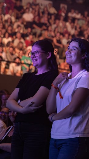 🎭 Full house à l’Arena Loire ! Ambiance survoltée pour la grande soirée humour du Festival de Trélazé avec l’Angers Comedy Club 🔥 Fou rires garantis, punchlines en rafale et public au rendez-vous 🙌 🎥 Montez le son et revivez quelques moments mémorables de cette soirée ! @ville_de_trelaze @arena.loire @veuve_amiot 📹 @1oeilaverty 📸 @chloe.md_photographie #FestivalDeTrélazé #Humour #AngersComedyClub #SoiréeInoubliable #Trélazé2025 #StandUp #FousRires #ArenaLoire | Festival de Trélazé