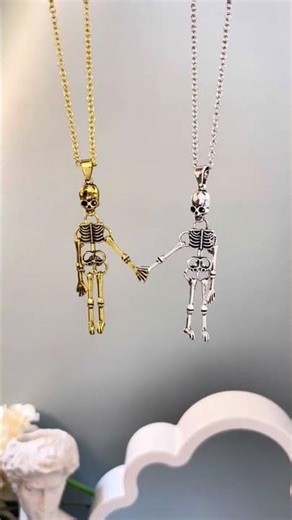 The best lockets are made in different types.