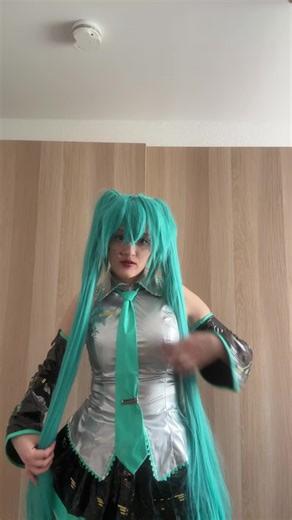 Hatsune Miku Dance Challenge Cosplay