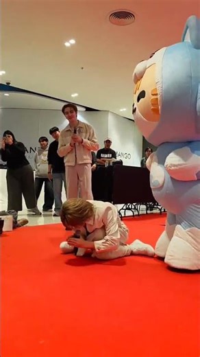 ✨ The correct way to perform the Wai (traditional Thai greeting) 🙏✅️ by Teacher NuNew × Disciple ...