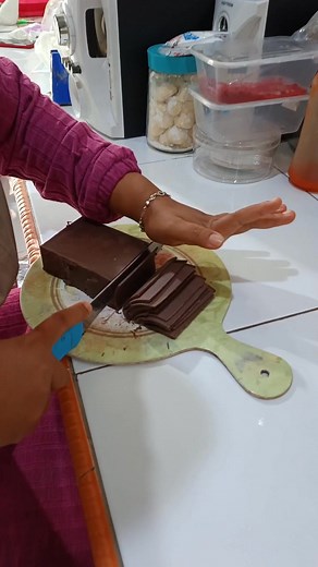 Memotong coklat itu gampang" Susah, cuaca juga mempengaruhi tekstur coklat Klo cuaca panas jadi Lembek klo cuaca dingin jadi keras susah buat di potong. #reelstrending #fyp #viral #sokakue #coklat #blackforest | Soka Kue