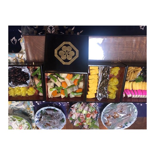 まゆみ | あけましておめでとうございます🌅新年皆んなで神棚に手を合わせて新しい年のスタートをしました。我が娘達も社会人になって甥っ子にお年玉をあげてるのを見て成長を感じたなぁ。今年もまず健康で笑顔ね絶えない一年にしようねぇ〜☺️皆様今年も宜しくお願いします🙇‍♀️#新年#2026#お正月#... | Instagram