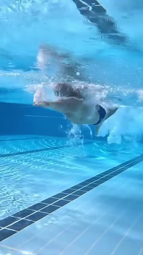 No goggles? No problem 😉 I actually prefer to swim outdoors without goggles. Even in 2 hour training sessions, I wouldn’t wear them if the sun was out. Why? Something about it takes me back to my childhood summers in my backyard pool where I learned to truly love the water. It also helped me avoid getting goggle tans wrapping around my bald head…but mostly it’s for that feeling. #swimming #swimlife #pooltime #swimtraining #swimmer #swimworkout #swimcoach #swimcompetition #poolside #swimteam #op