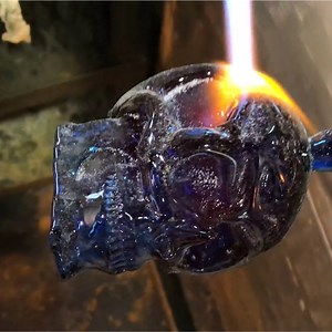 This skull is made of glass😱 by Michael Schunke Via https://bit.ly/2zwYcHB | Genius Craft
