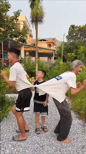 Cậu bé tốt bụng gỡ áo bị mắc cho hai ông cháu bằng Mẹo vặt cuộc sống ✂️👕🔥😂😱👶🏻👴#shorts​​​ #cute​​